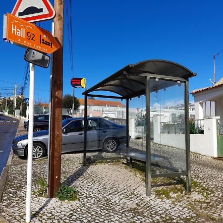 Hall 92 Quartos Com Wc Em Moradia Com Piscina A-Das-Lebres Loures Apartment Exterior photo