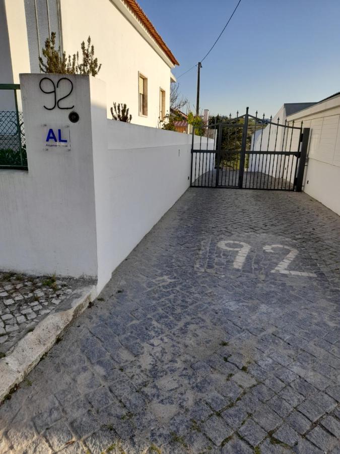 Hall 92 Quartos Com Wc Em Moradia Com Piscina A-Das-Lebres Loures Apartment Exterior photo