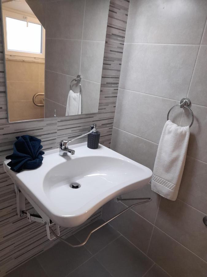 Hall 92 Quartos Com Wc Em Moradia Com Piscina A-Das-Lebres Loures Exterior photo