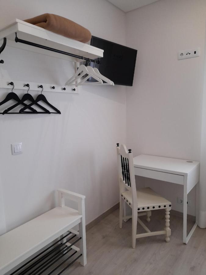 Hall 92 Quartos Com Wc Em Moradia Com Piscina A-Das-Lebres Loures Exterior photo